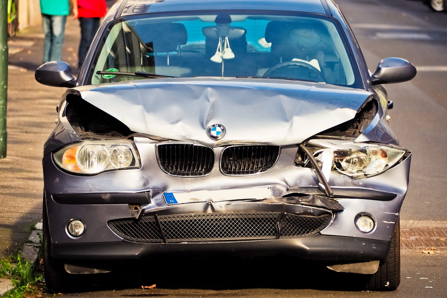 Mora li oštećeni, da bi dobio naknadu štete, popraviti oštećeno vozilo?